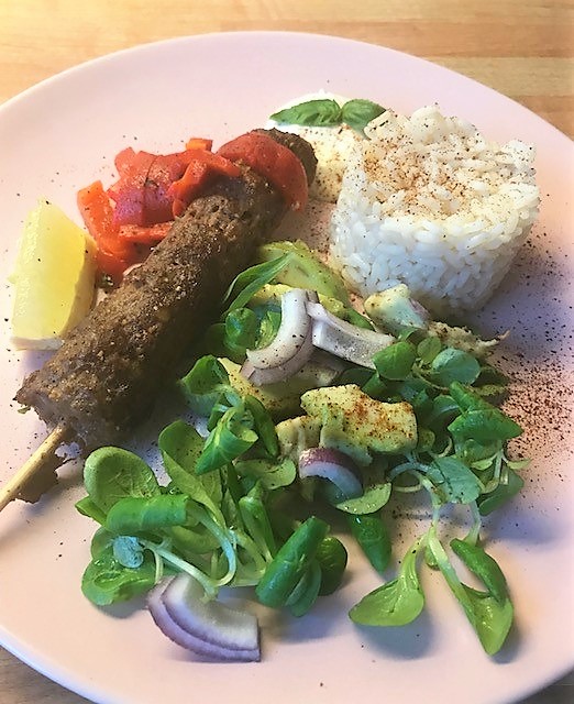 Kebabspett med ris och grillad paprika