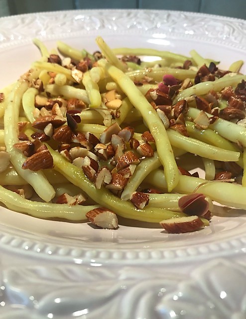 Gula vaxbönor med smörstekt mandel Gula vaxbönor med smörstekt mandel