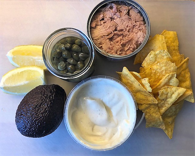 Tonfiskfylld avokado med Caesardressing