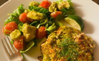 Lax- och broccolipuckar med avokado- och tomatsallad