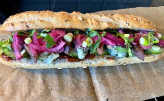 Biffsandwich med picklad rödlök