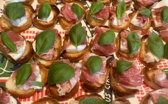 Bruschettas med mozzarella och parmaskinka