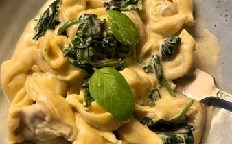 Krämig tortellini med färsk spenat