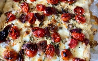 Pizza Bianca med tomater, rödlök och mozzarella