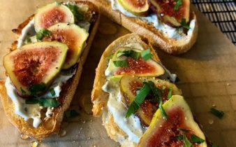 Fikontoast med ostkräm och honung