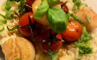 Risotto med pilgrimsmusslor och balsamicotomater