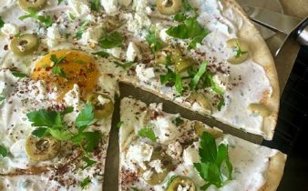 Flatbrödspizza med ägg och fetaost – kalorisnål