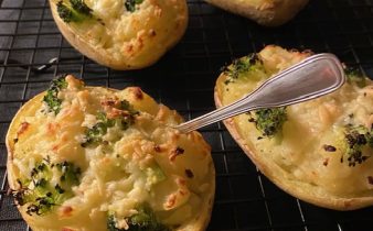 Ost- och broccolifyllda bakpotatis
