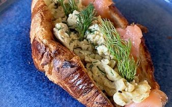 Croissant med rökt lax och äggröra