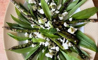 Sparrissallad med ramslök och fetaost