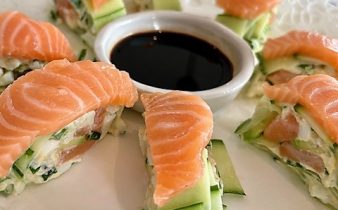 Gurksushi med ägg och lax