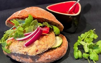 Falafelburgare med koriander och chilisås – kalorisnål