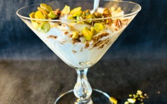 Yoghurt med dadelkräm och pistagenötter