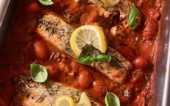 Örtkryddad lax i tomatsås
