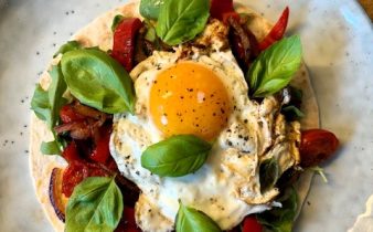 Tortillapizza med ägg och grönsaker – kalorisnål
