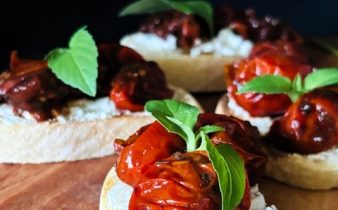 Crostini med getost och rödvinskokta cocktailtomater