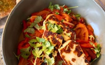 Paprikagryta med bönor och grillad halloumi – kalorisnål