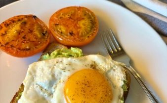 Fullkornsmacka med stekt ägg och avokado - kalorisnål