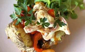 Bakad potatis med heta räkor - kalorisnål