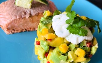 Varmrökt lax med majs- och mangosalsa – kalorisnål