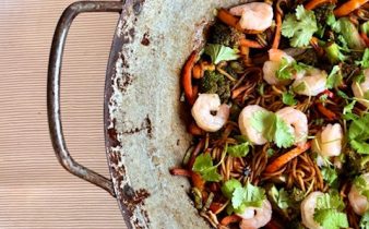 Wokade nudlar med grönsaker och scampi