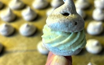 Chokladmaränger med pisagefyllning