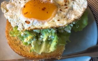 Fralla med avokado, fetaost och stekt ägg