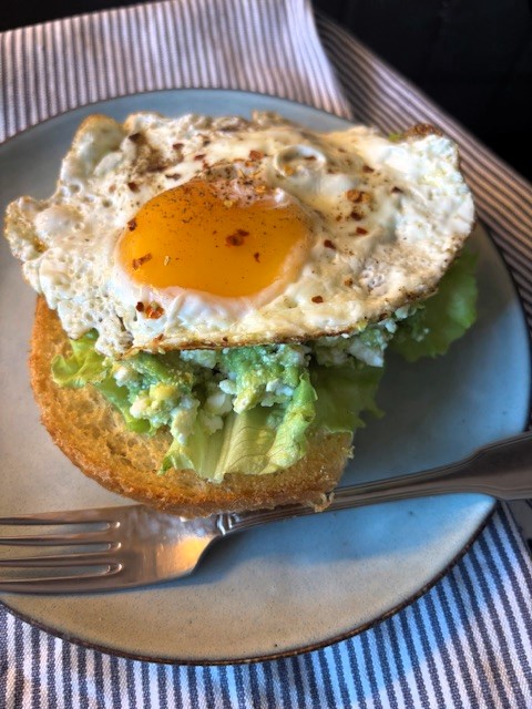 Fralla med avokado, fetaost och stekt ägg