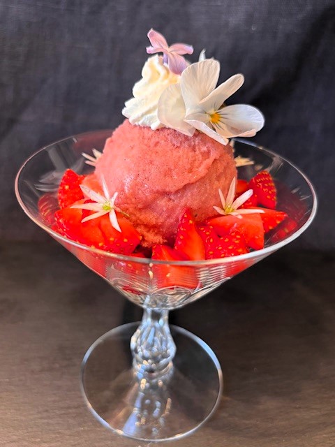 Rabarbersorbet med smörstekta kaksmulor och jordgubbar