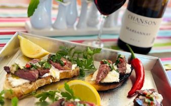Toast med grillat kött, burrata och chimichurri