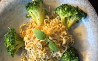 Nudlar med färska örter och broccoli