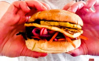 Halloumi- och ananasburgare med krispig slaw – kalorisnål