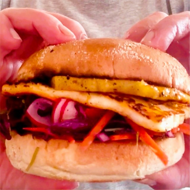 Halloumi- och ananasburgare med krispig slaw – kalorisnål