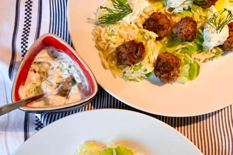 Smakrika köttbullar med risoni och tsatsiki – kalorisnål