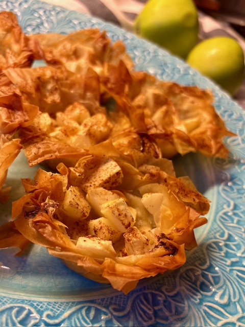 Filodegskorgar med äpple och mandelmassa