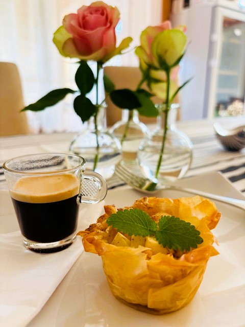 Filodegskorgar med äpple och mandelmassa