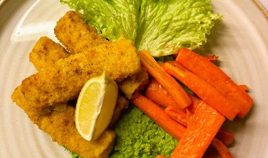 Fiskpinnar med grönt ärtmos – kalorisnål