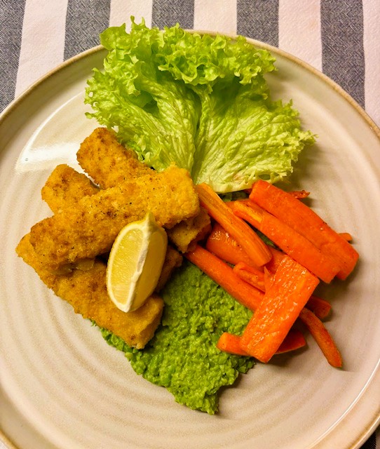 Fiskpinnar med grönt ärtmos – kalorisnål