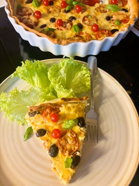 Paj med tomat, timjan och bacon