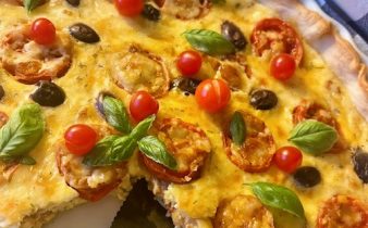 Paj med tomat, timjan och bacon