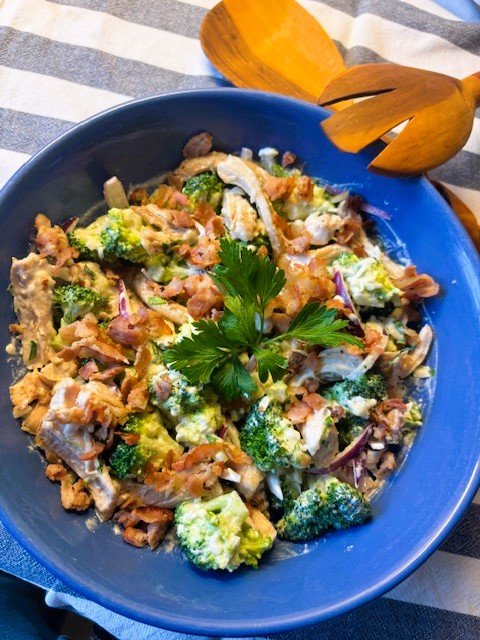 Krämig kyckling- och broccolisallad – kalorisnål