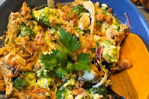 Krämig kyckling- och broccolisallad – kalorisnål