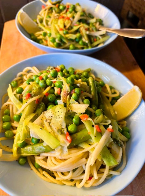 Spaghetti med sparris och gröna ärtor – kalorisnål