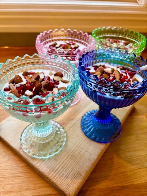 Citronkräm med rostad mandel och granatäpplekärnor