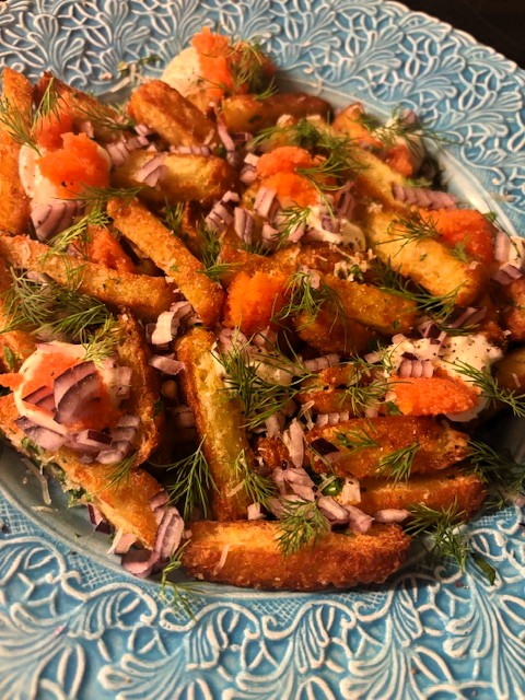 Fries toppade med rom, smetana och rödlök