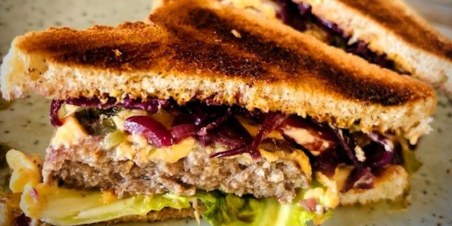 Burger sandwich med karamelliserad lök