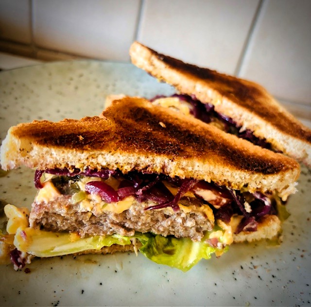 Burger sandwich med karamelliserad lök