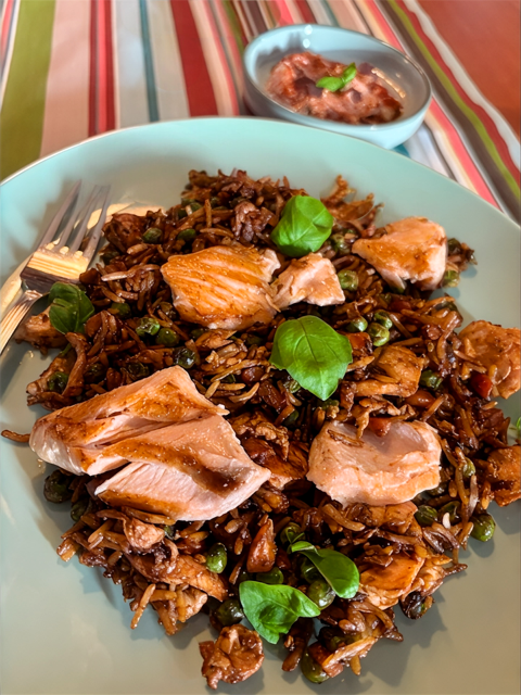 Lax med stekt ris -kalorisnål