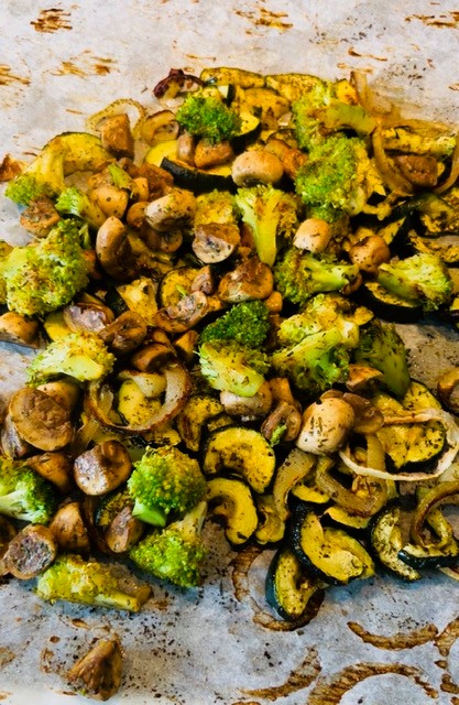 Ugnsrostad zucchini med svamp och broccoli