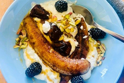 Karamelliserade bananer med yoghurt